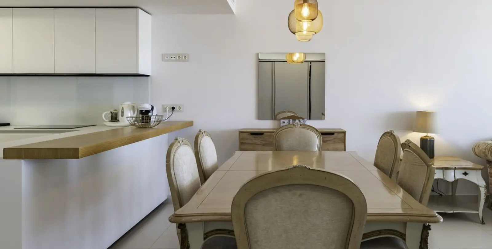 Venta de apartamento en planta media en Higueron 10