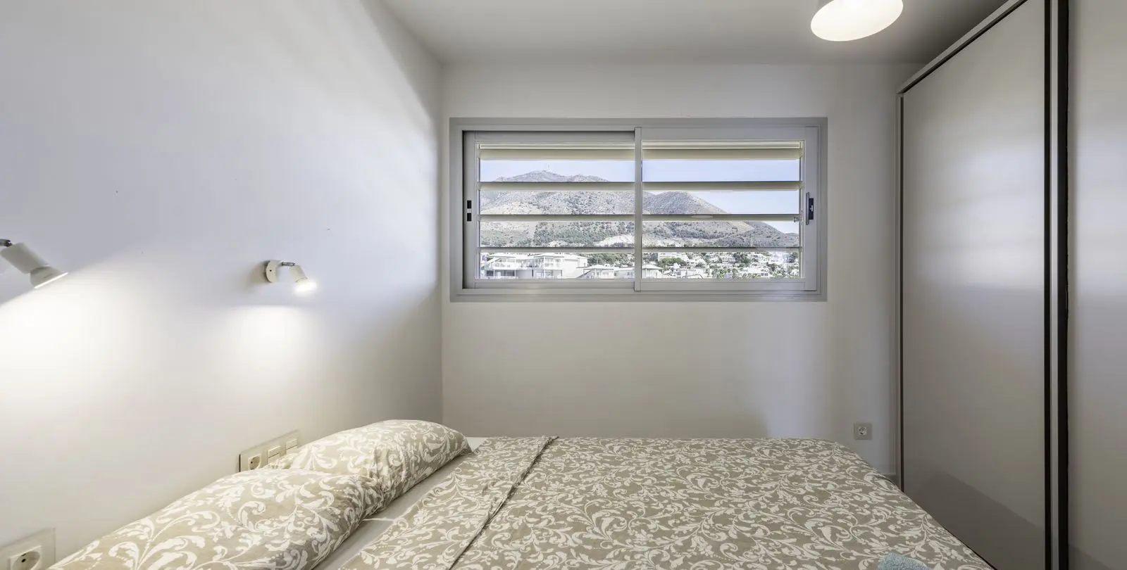 Venta de apartamento en planta media en Higueron 19