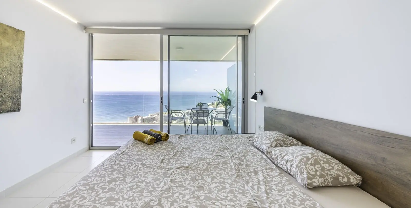 Venta de apartamento en planta media en Higueron 26