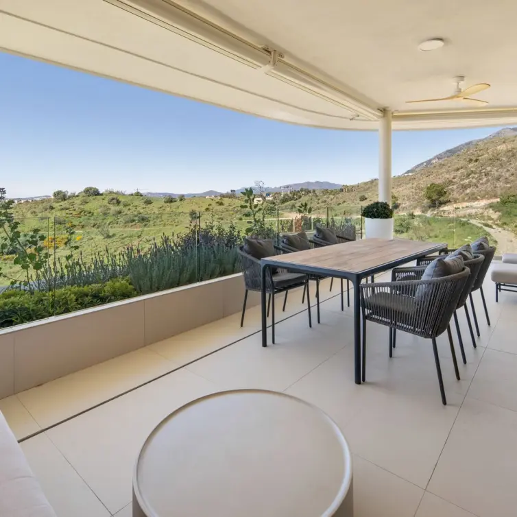 Sale of middle floor apartment in Fuengirola