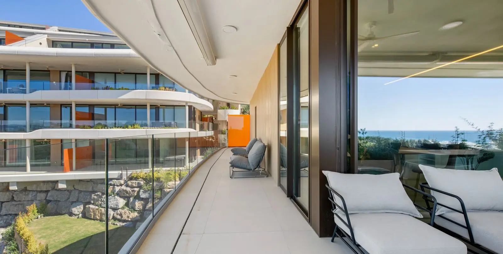 Sale of middle floor apartment in Fuengirola 11