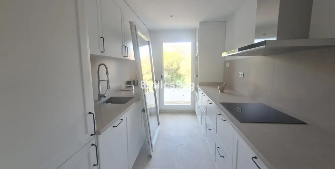 Sale of middle floor apartment in Aloha 22