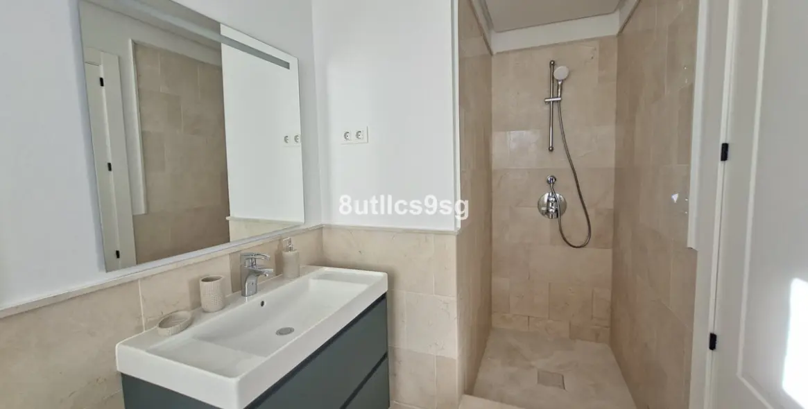 Sale of middle floor apartment in Aloha 27