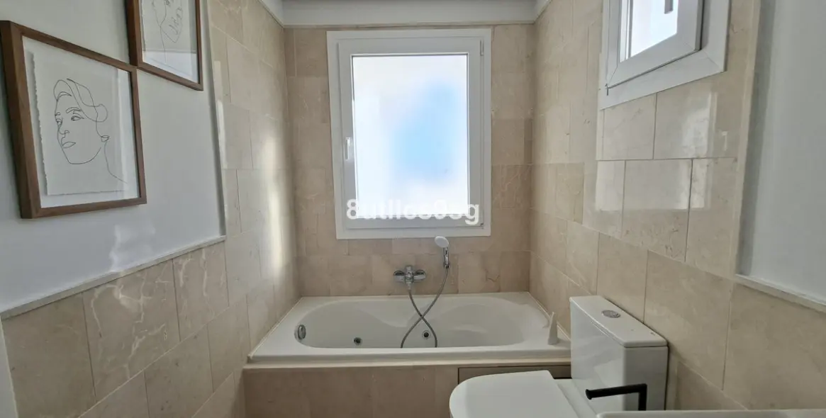 Sale of middle floor apartment in Aloha 28