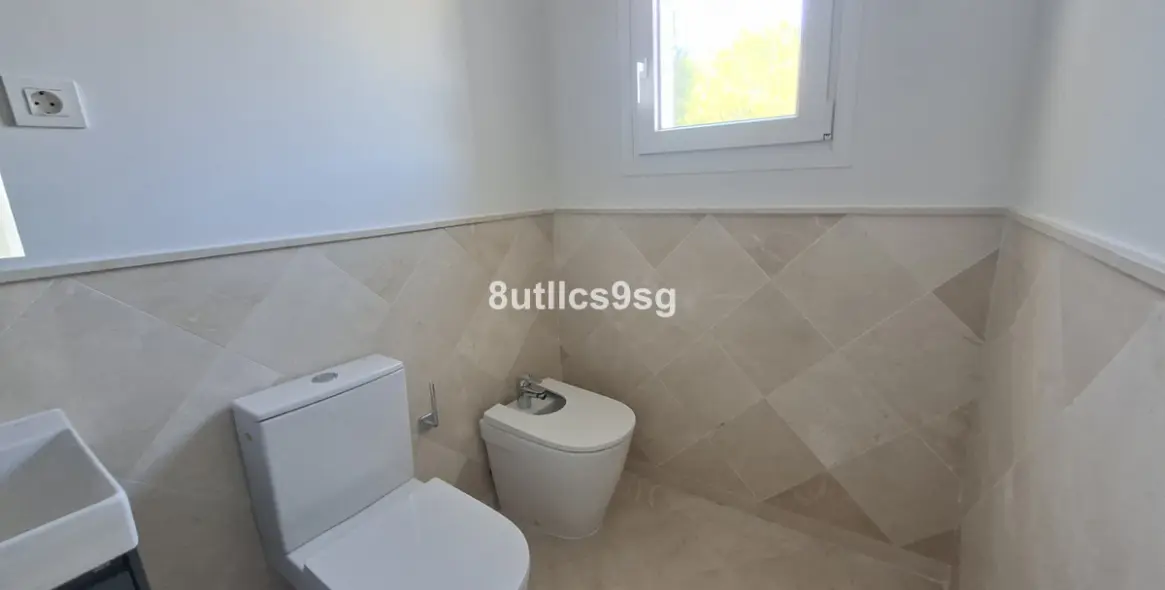 Sale of middle floor apartment in Aloha 32