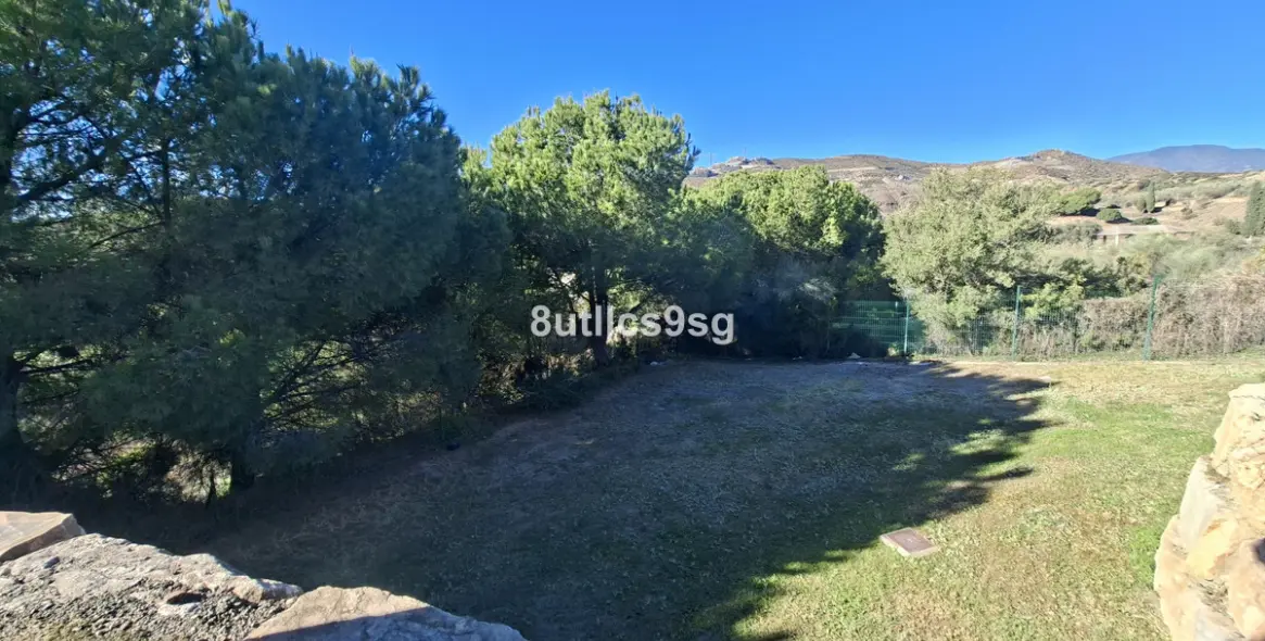 Sale of middle floor apartment in Aloha 34