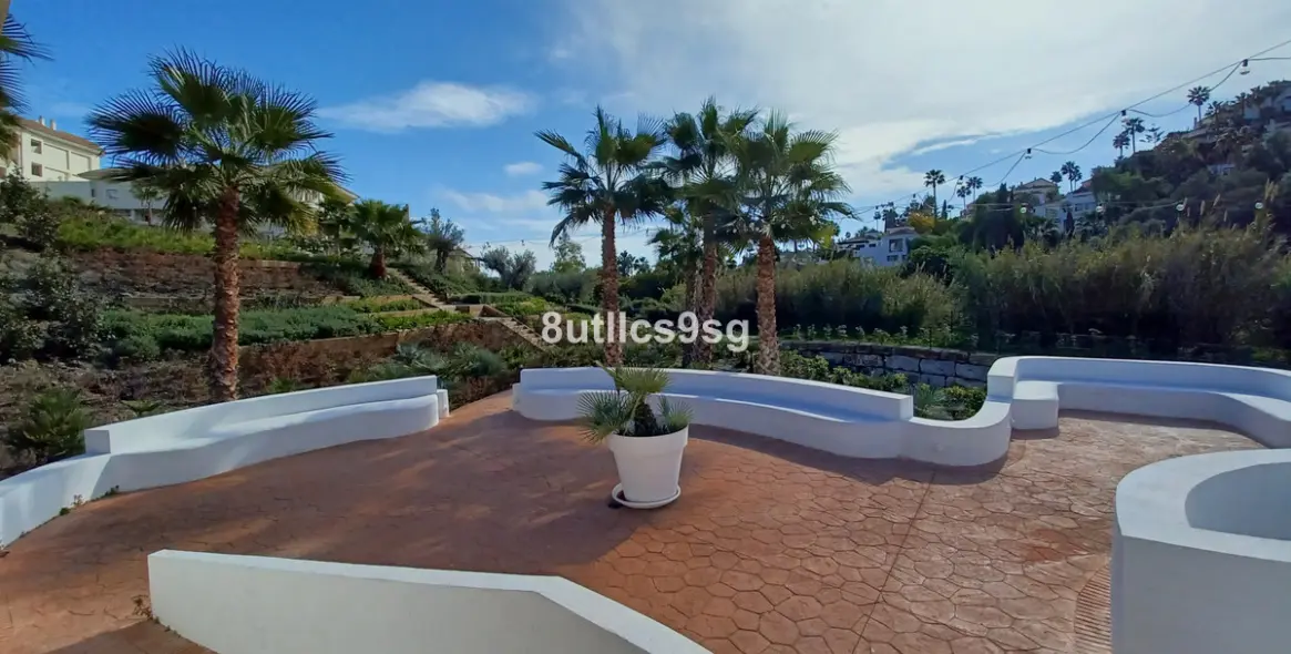 Sale of middle floor apartment in Aloha 35