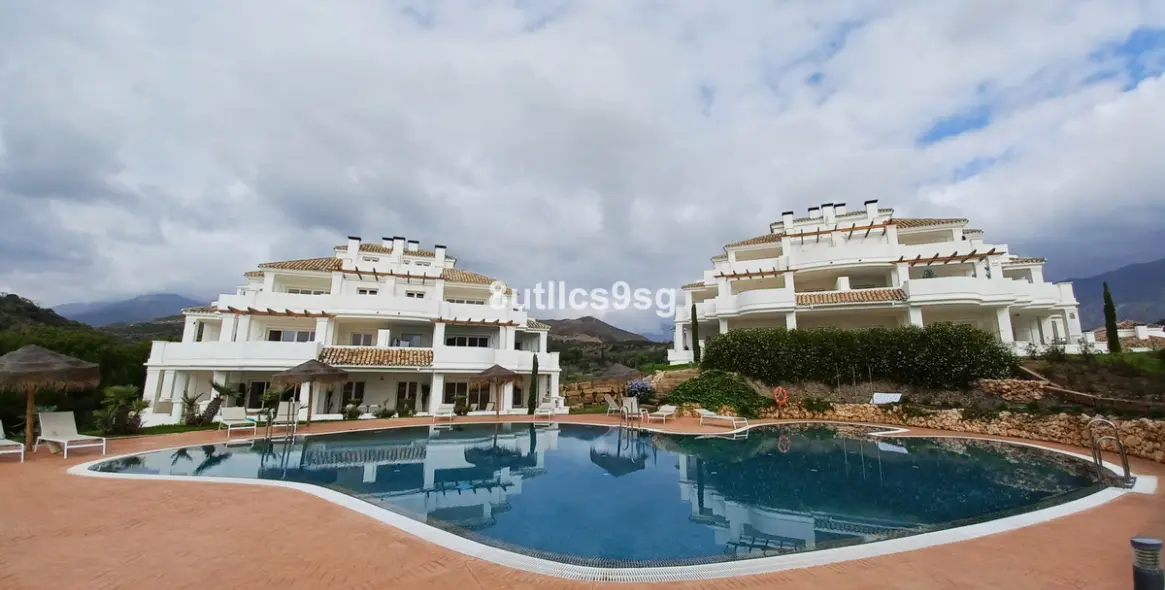 Sale of middle floor apartment in Aloha 48