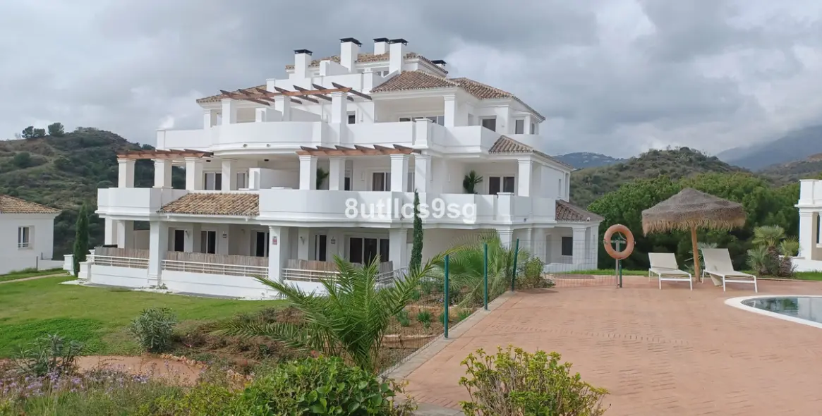 Sale of middle floor apartment in Aloha 50