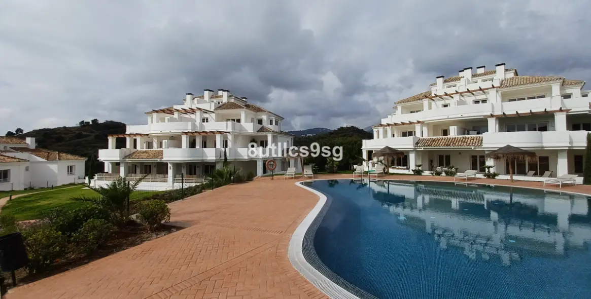 Sale of middle floor apartment in Aloha 52