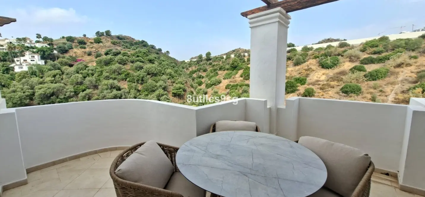 Venta de apartamento en planta media en Aloha 2