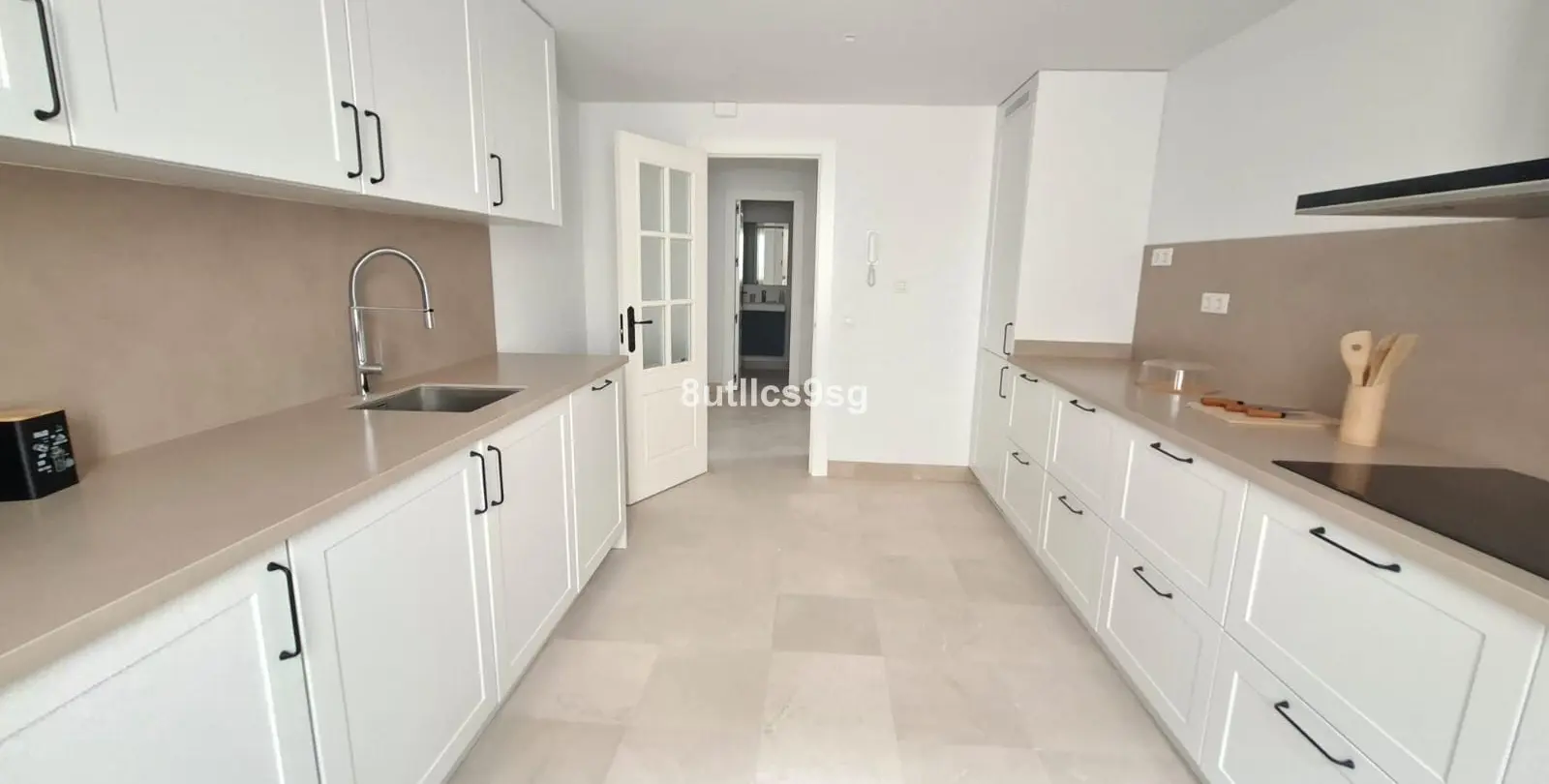 Sale of middle floor apartment in Aloha 5