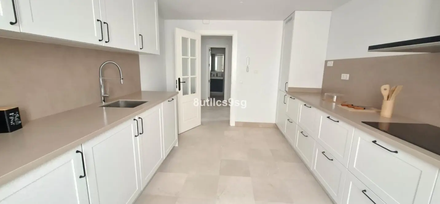 Venta de apartamento en planta media en Aloha 4