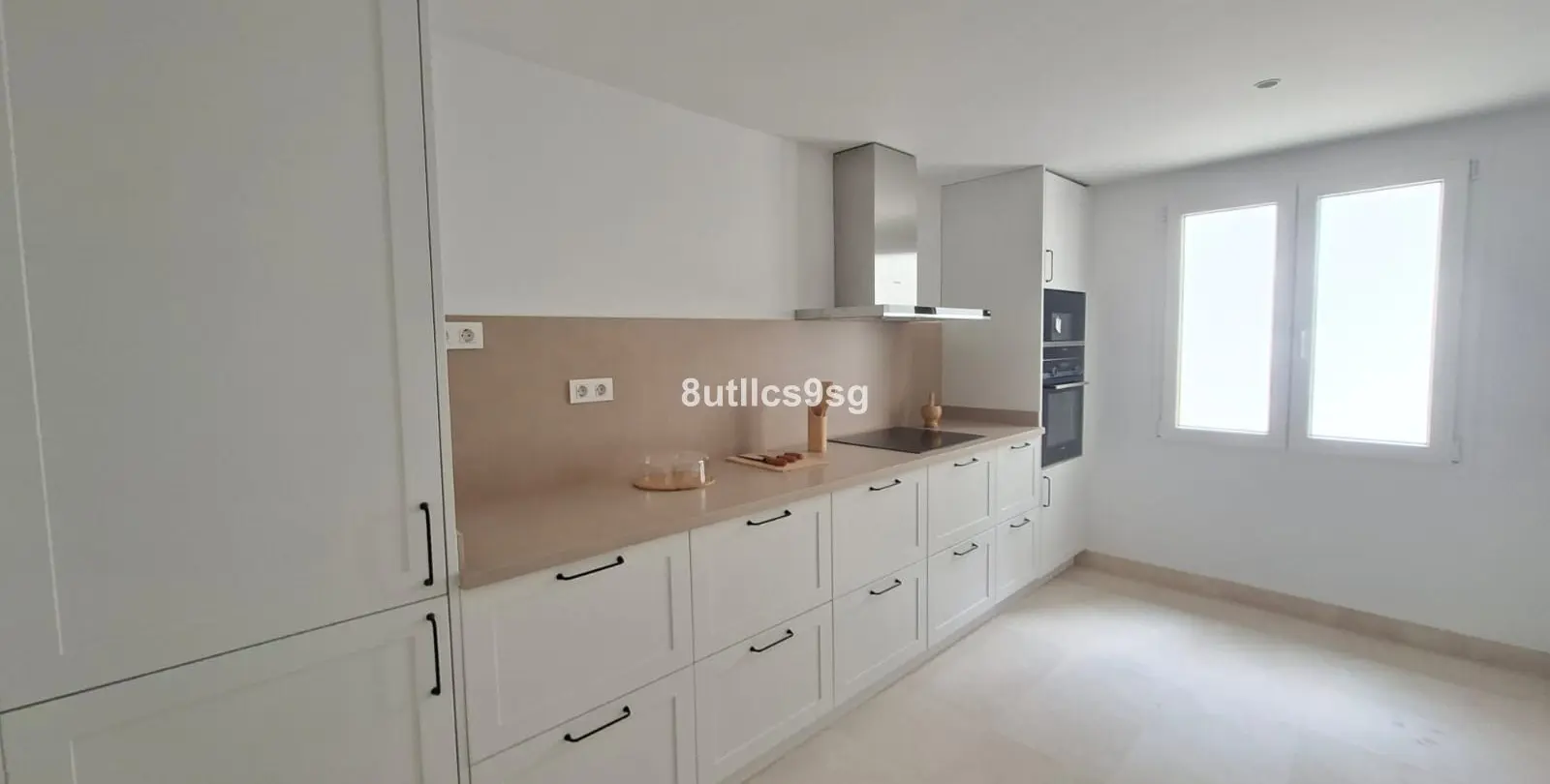 Sale of middle floor apartment in Aloha 17
