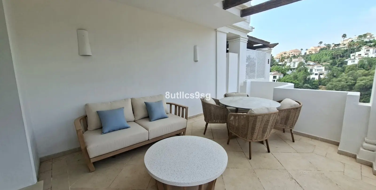 Sale of middle floor apartment in Aloha 22