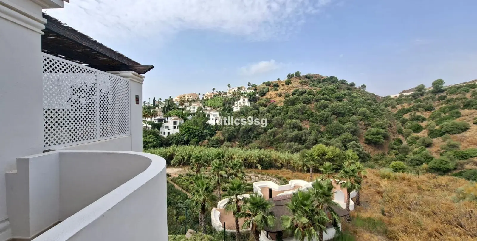 Sale of middle floor apartment in Aloha 38
