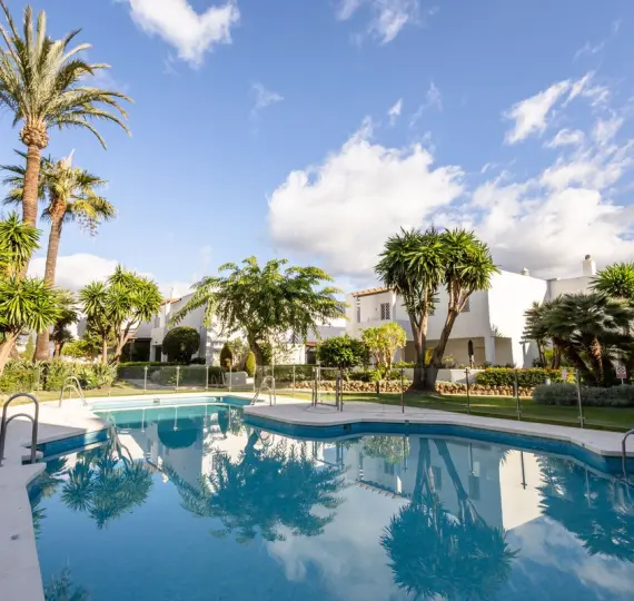 Sale of middle floor apartment in Nueva Andalucía
