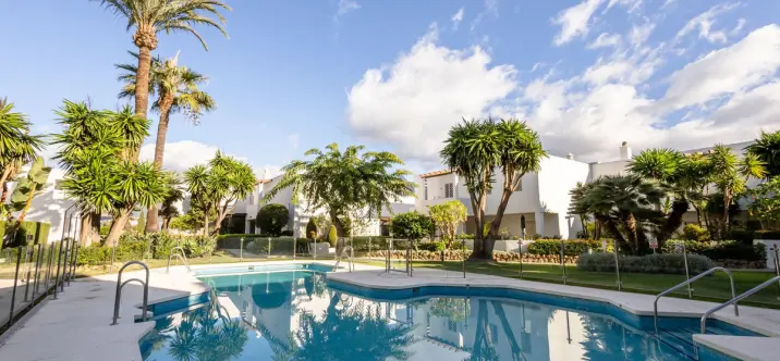 Sale of middle floor apartment in Nueva Andalucía 0