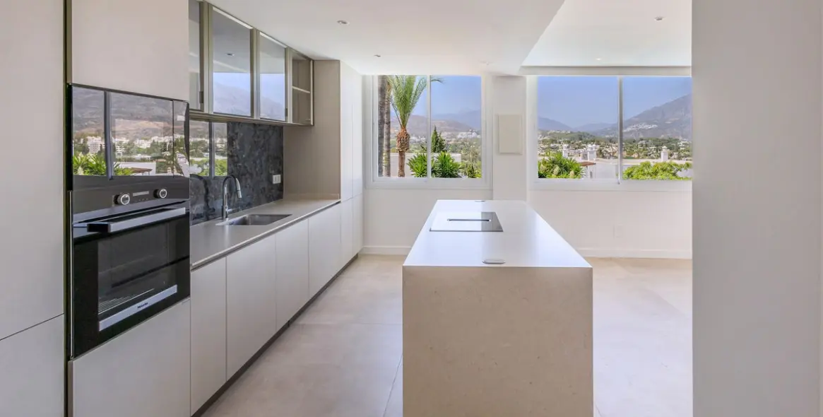 Sale of middle floor apartment in Nueva Andalucía 2