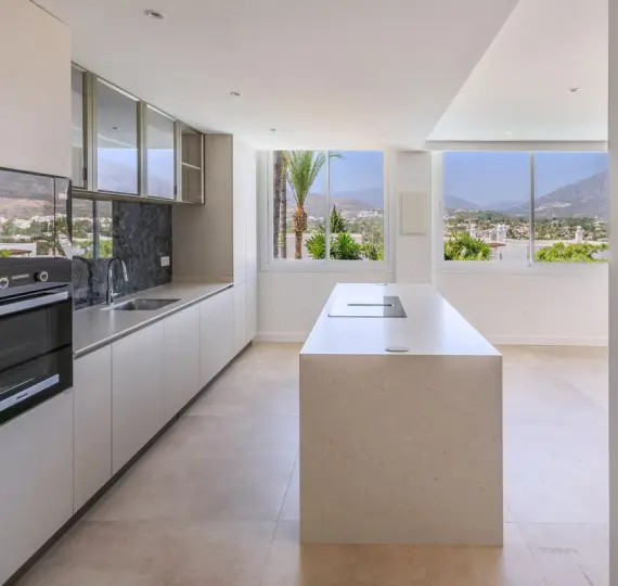 Sale of middle floor apartment in Nueva Andalucía