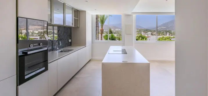 Sale of middle floor apartment in Nueva Andalucía 1