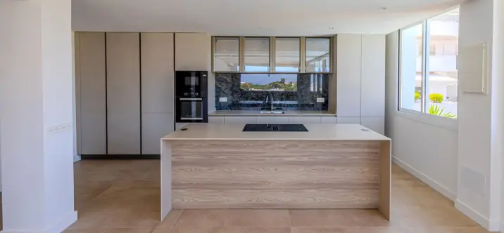 Sale of middle floor apartment in Nueva Andalucía 4