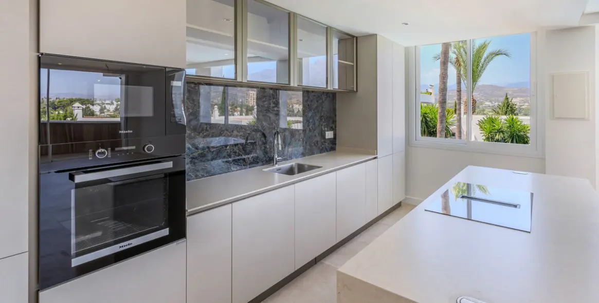 Sale of middle floor apartment in Nueva Andalucía 6