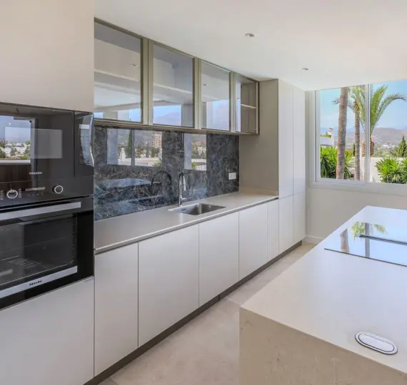 Sale of middle floor apartment in Nueva Andalucía