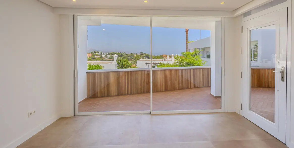 Sale of middle floor apartment in Nueva Andalucía 12