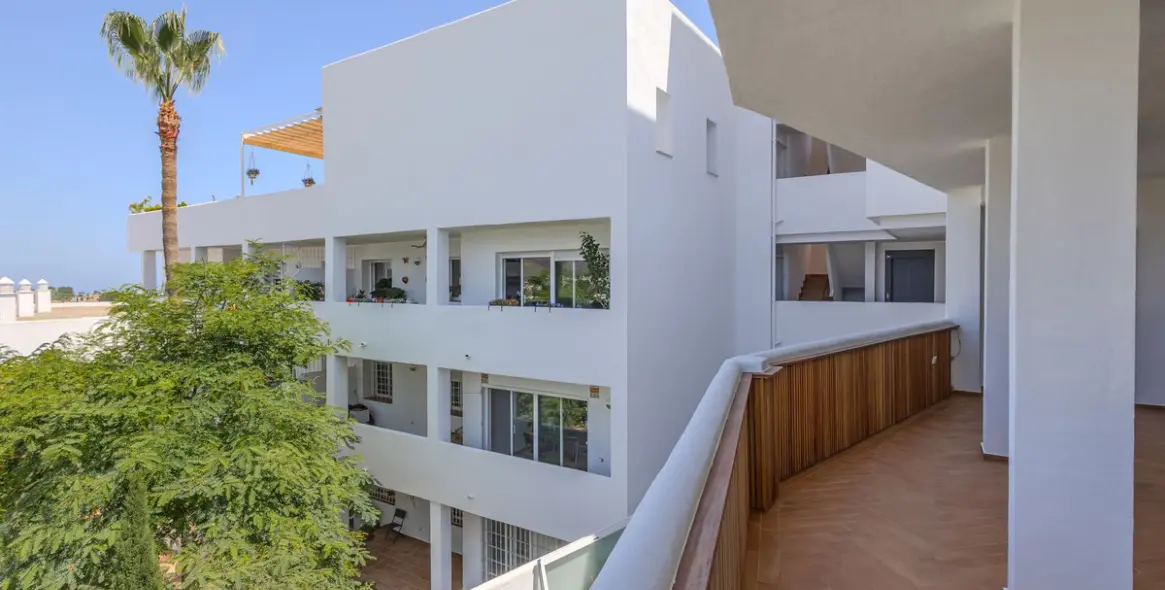 Sale of middle floor apartment in Nueva Andalucía 16