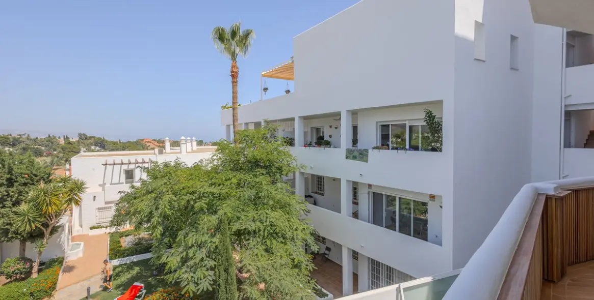 Sale of middle floor apartment in Nueva Andalucía 18