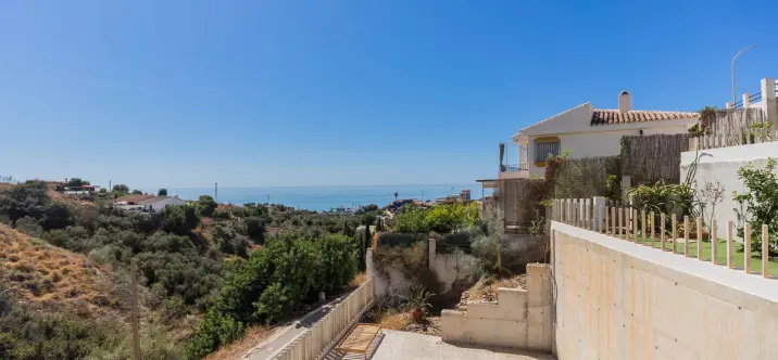 Sale of detached villa in Chilches 2