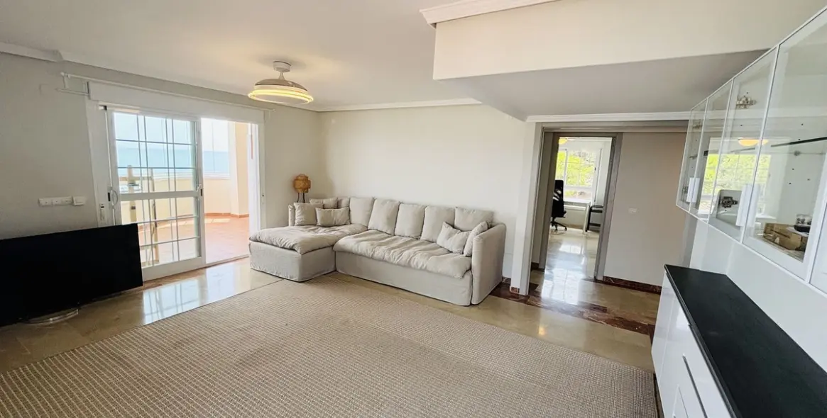 Sale of middle floor apartment in Benalmadena 11