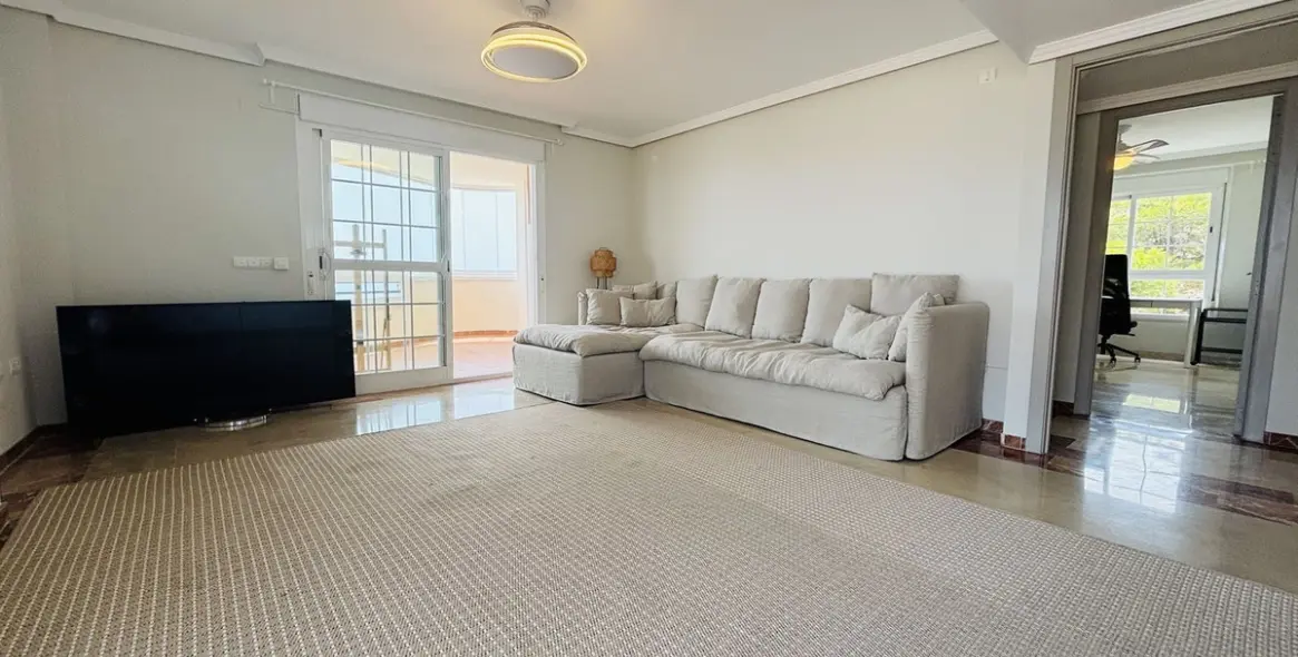 Sale of middle floor apartment in Benalmadena 14