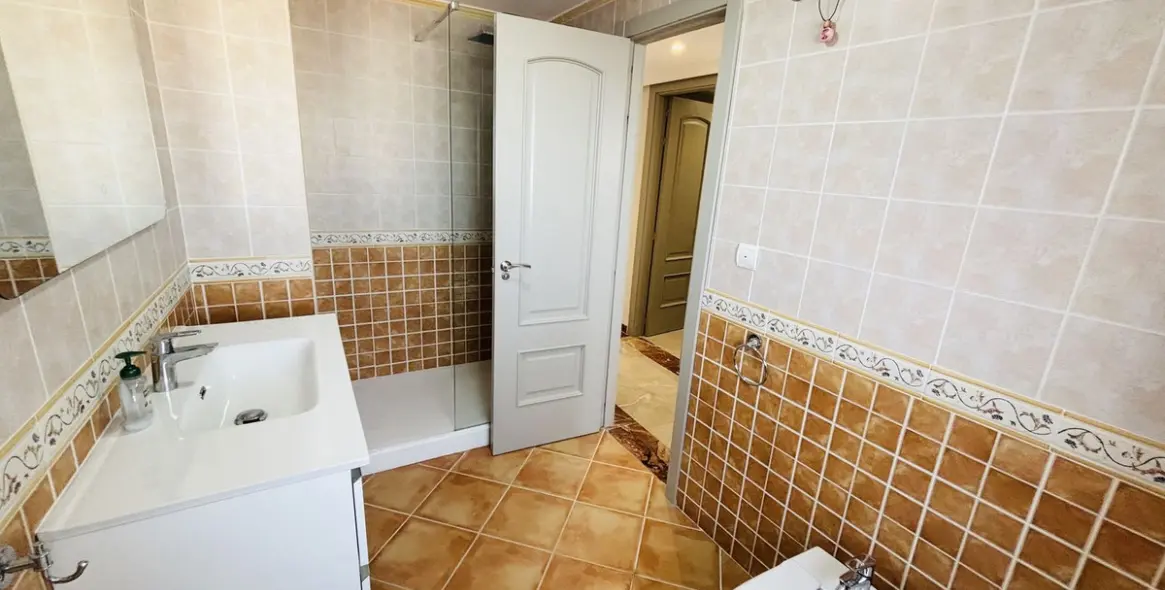 Sale of middle floor apartment in Benalmadena 28