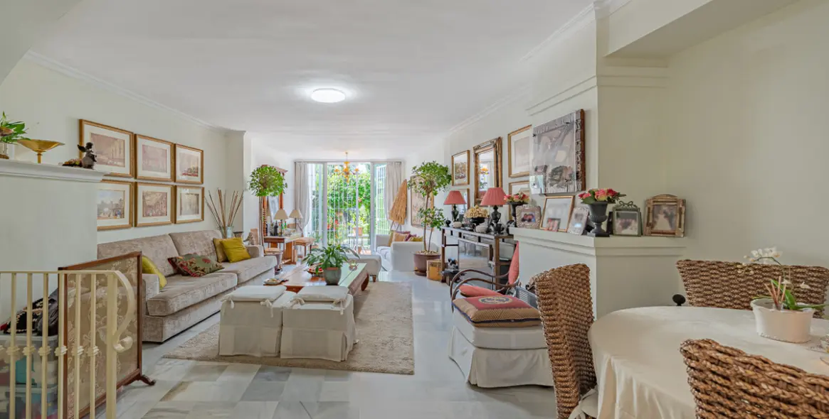 Sale of townhouse in The Golden Mile 2