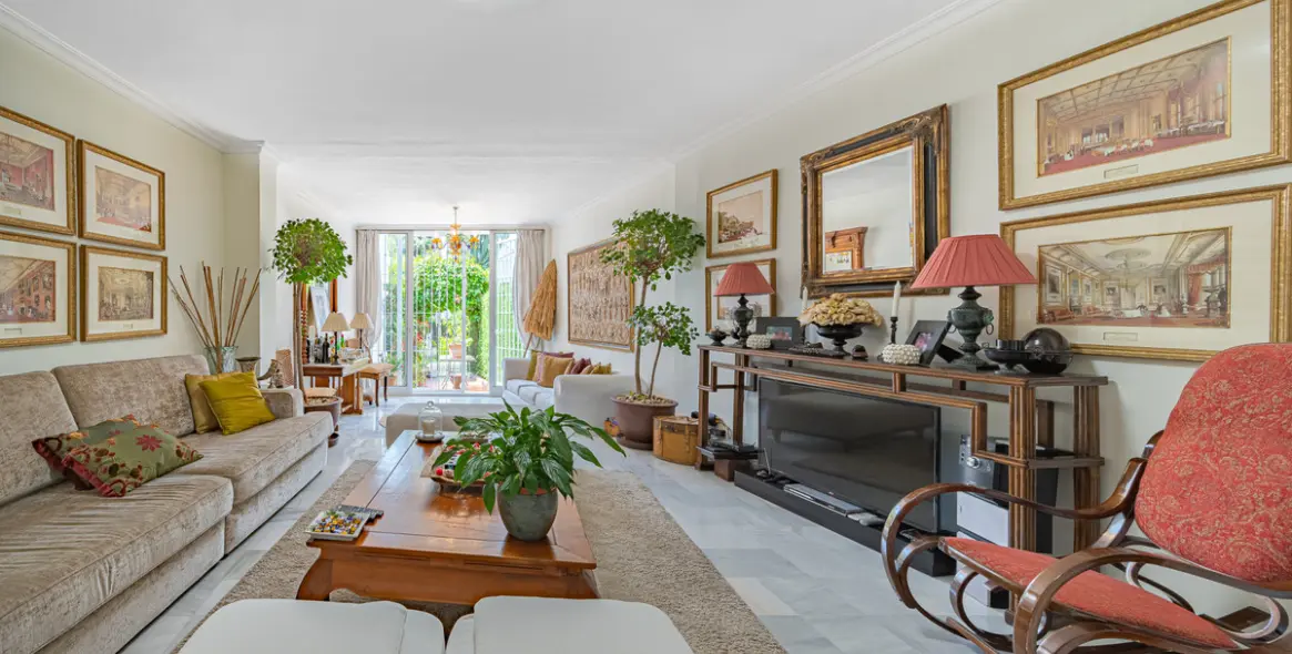 Sale of townhouse in The Golden Mile 10