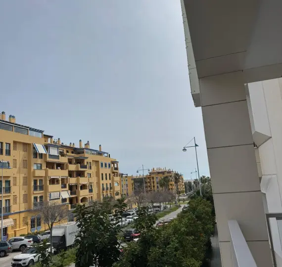 Venta de apartamento en planta media en San Pedro de Alcántara