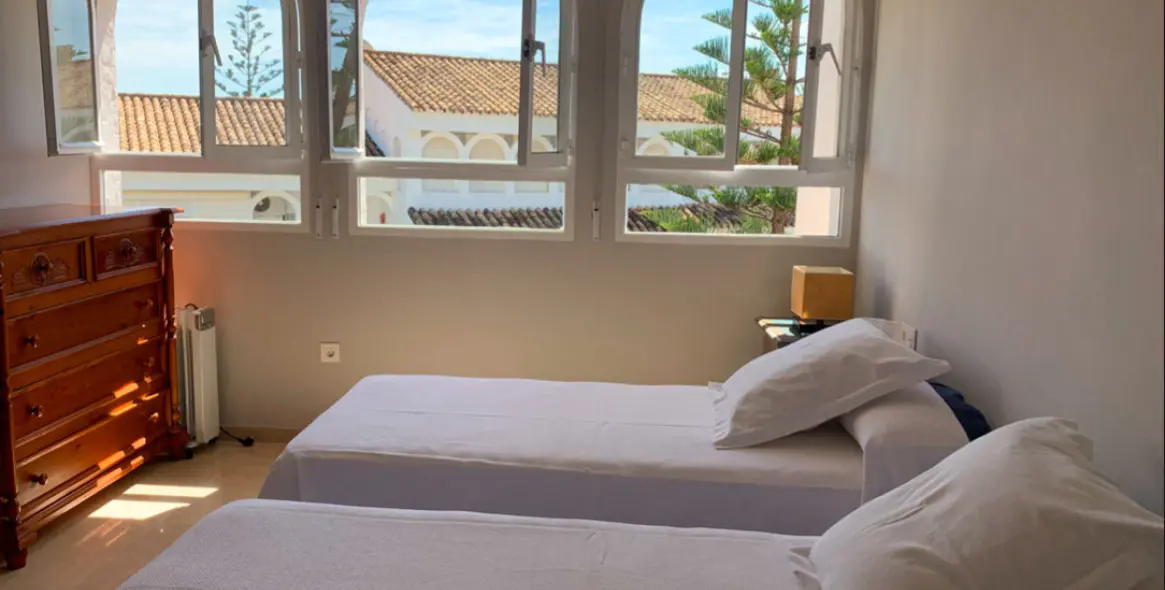 Sale of middle floor apartment in Marbesa 12