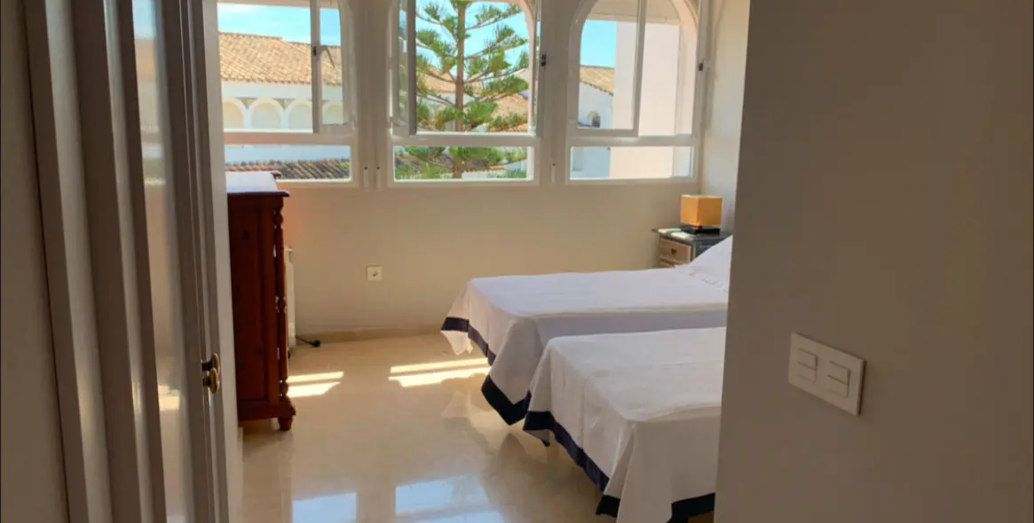 Sale of middle floor apartment in Marbesa 13