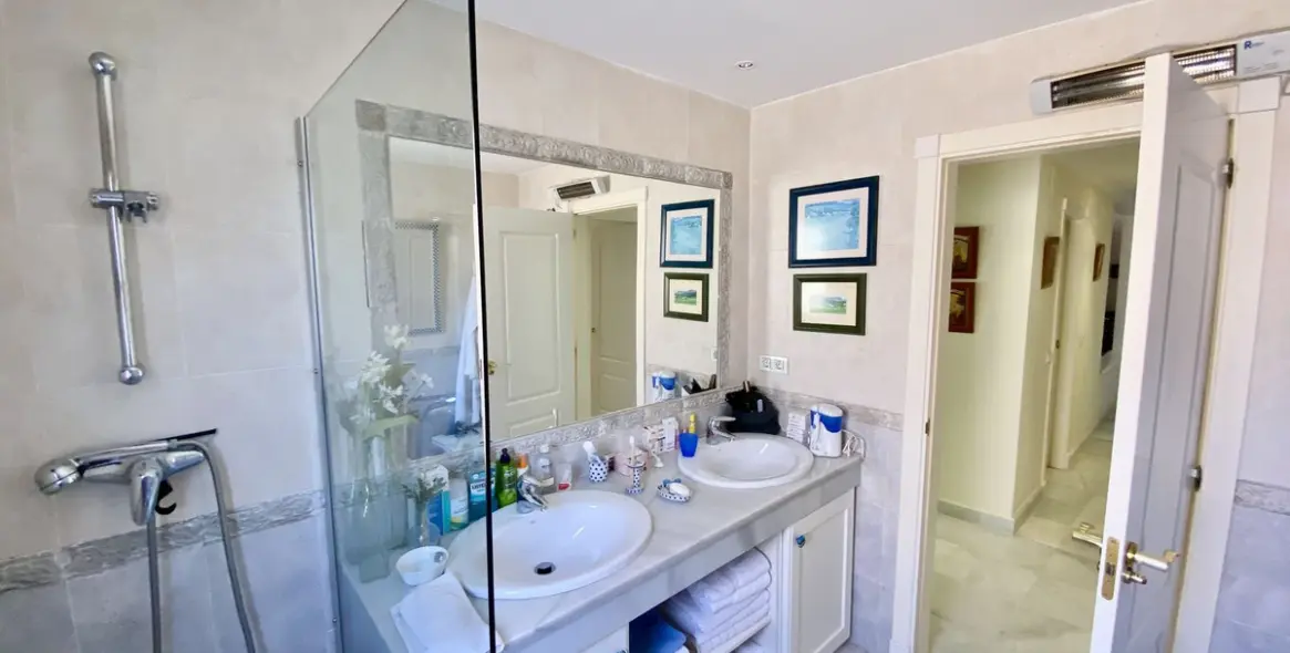 Sale of middle floor apartment in Hacienda del Sol 15