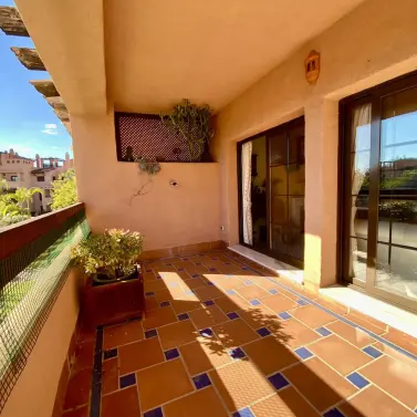 Продажа апартаментов на среднем этаже в Hacienda del Sol