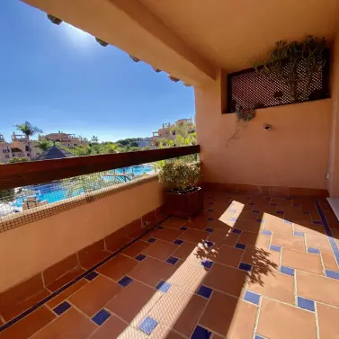 Продажа апартаментов на среднем этаже в Hacienda del Sol