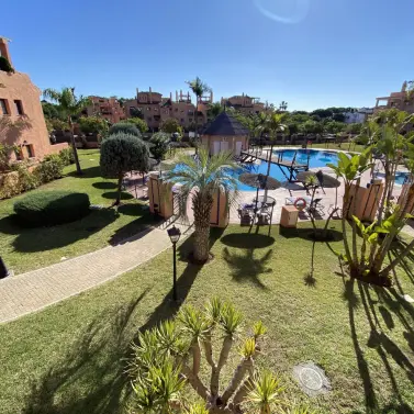 Продажа апартаментов на среднем этаже в Hacienda del Sol