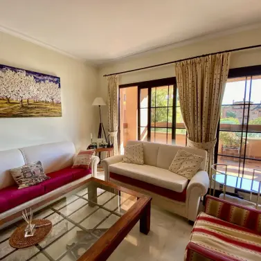 Продажа апартаментов на среднем этаже в Hacienda del Sol