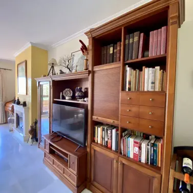 Продажа апартаментов на среднем этаже в Hacienda del Sol