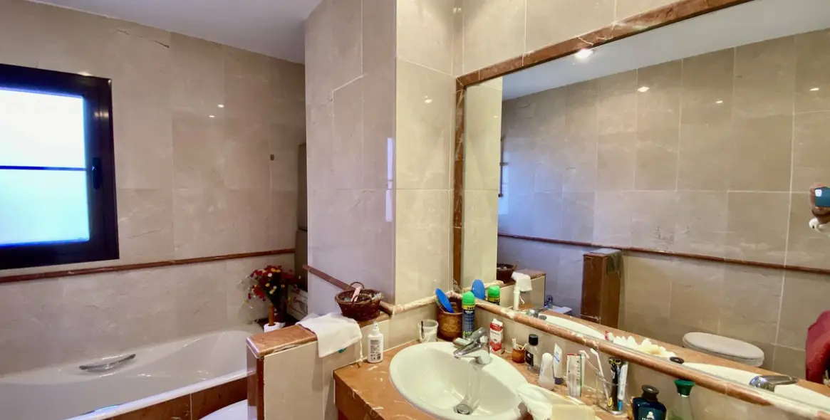 Sale of middle floor apartment in Hacienda del Sol 20