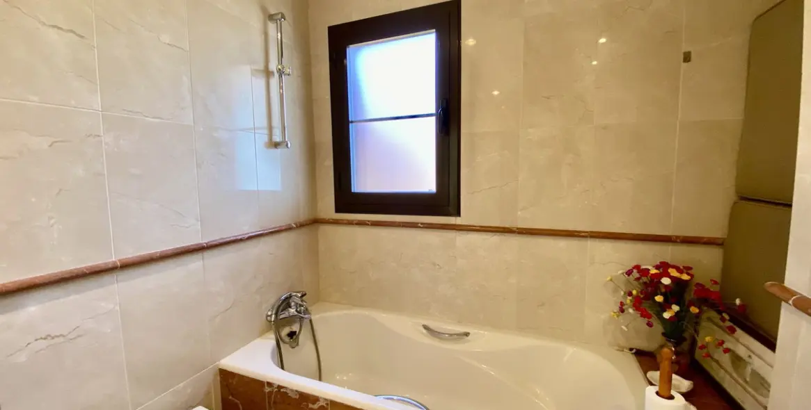 Venta de apartamento en planta media en Hacienda del Sol 21