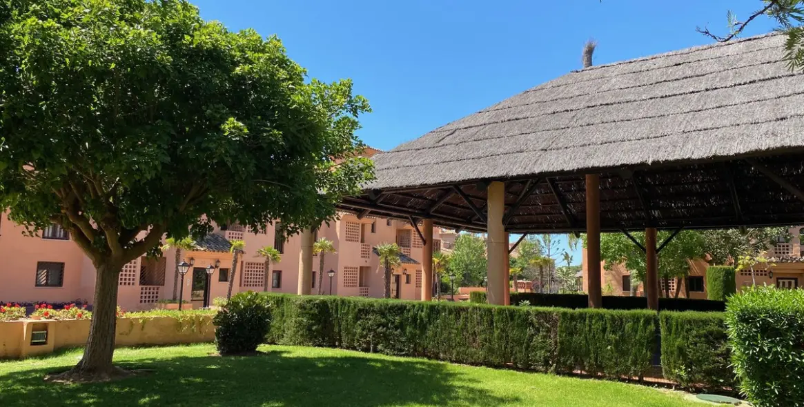 Venta de apartamento en planta media en Hacienda del Sol 23