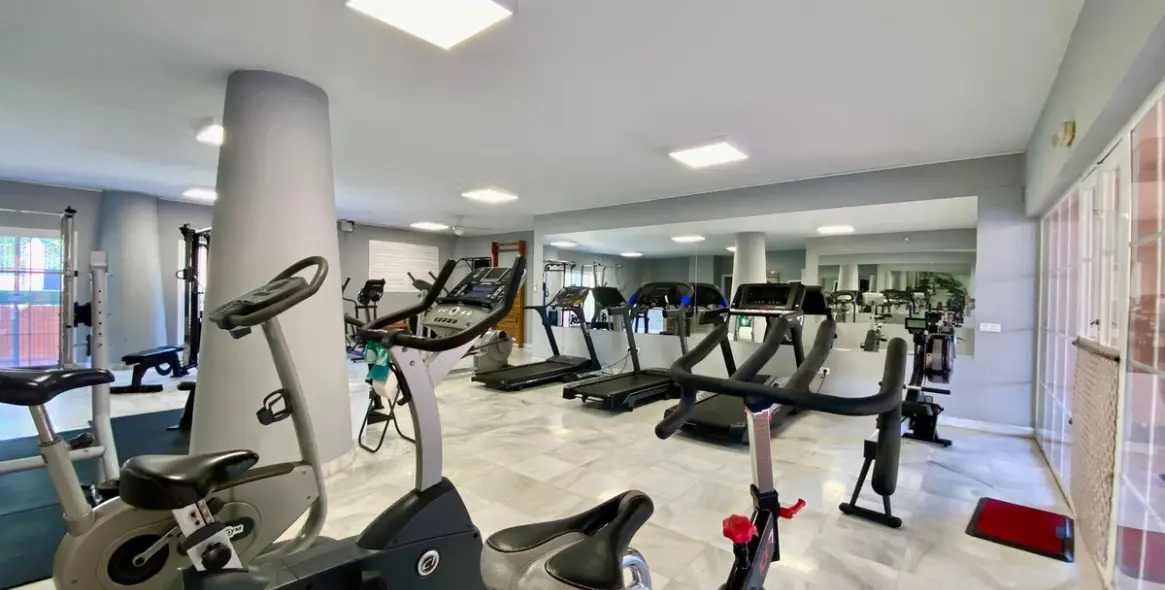 Venta de apartamento en planta media en Hacienda del Sol 25